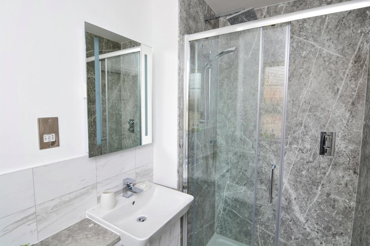 Modern And Spacious Home From Home 1 Mile From M1 - With Netflix, Prime Video, Ps5, Free Parking, Superfast Wifi, Bbq - Sleeps 11 - By Brightleap Apartments Milton Keynes Eksteriør bilde
