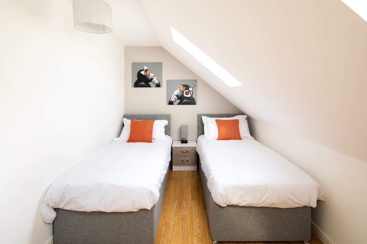 Modern And Spacious Home From Home 1 Mile From M1 - With Netflix, Prime Video, Ps5, Free Parking, Superfast Wifi, Bbq - Sleeps 11 - By Brightleap Apartments Milton Keynes Eksteriør bilde